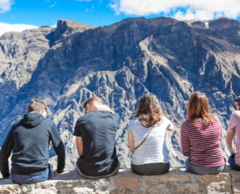 Vista panorámica de Arequipa y el Cañón del Colca, un destino de impresionantes paisajes y tradición andina.