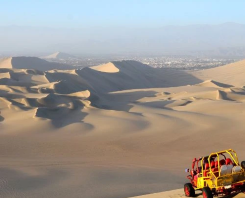 Aventura en las dunas de Ica con sandboarding y paseo en buggy al atardecer.
