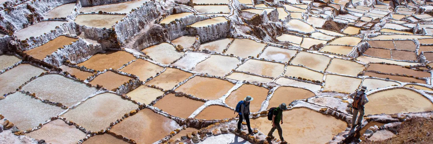 Detalle arquitectónico en Cusco, con muros incas de piedra tallada y balcones coloniales que reflejan la fusión de dos grandes culturas.