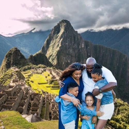 Exploración de Machu Picchu, la majestuosa ciudadela inca entre montañas y nubes.