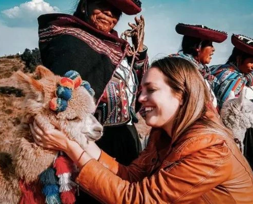 Inmersión en comunidades andinas, descubriendo tradiciones y cultura en los Andes peruanos.