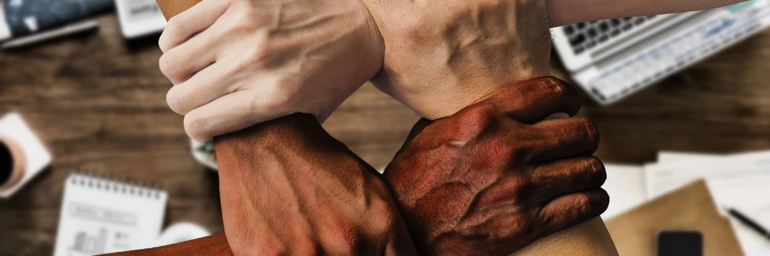 SUMAQ TRAVEL Logotipo de Sumaq Travel, agencia especializada en experiencias de viaje exclusivas en Perú.