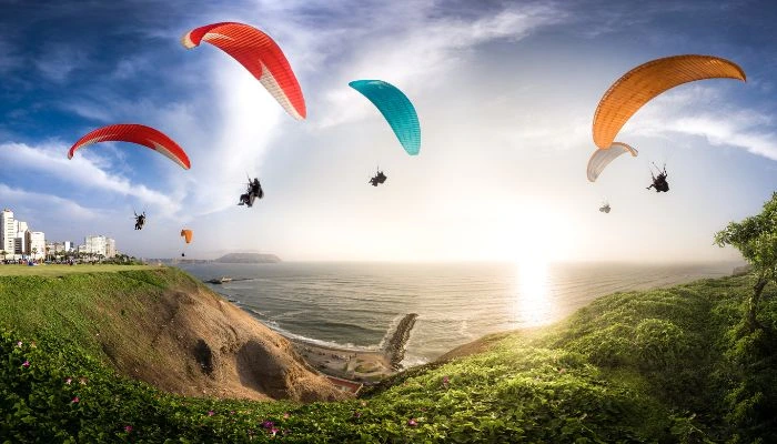 Surf y parapente en Lima, experiencias llenas de adrenalina con vistas espectaculares del océano Pacífico.