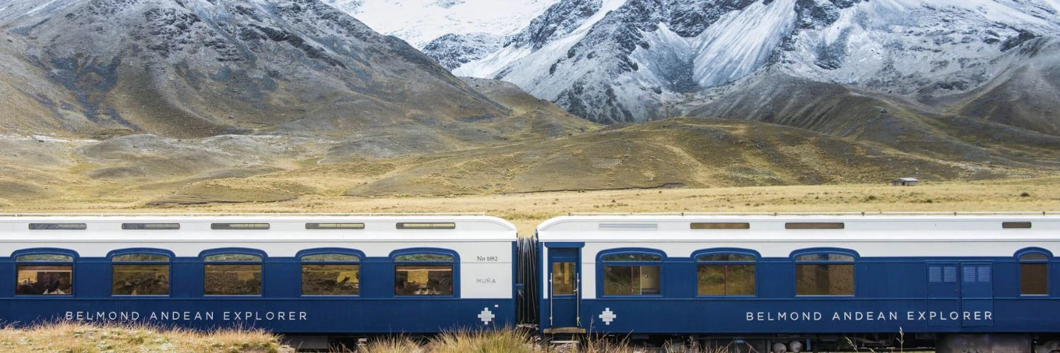 Viaje en tren de lujo por los paisajes andinos de Perú, una experiencia exclusiva y memorable.