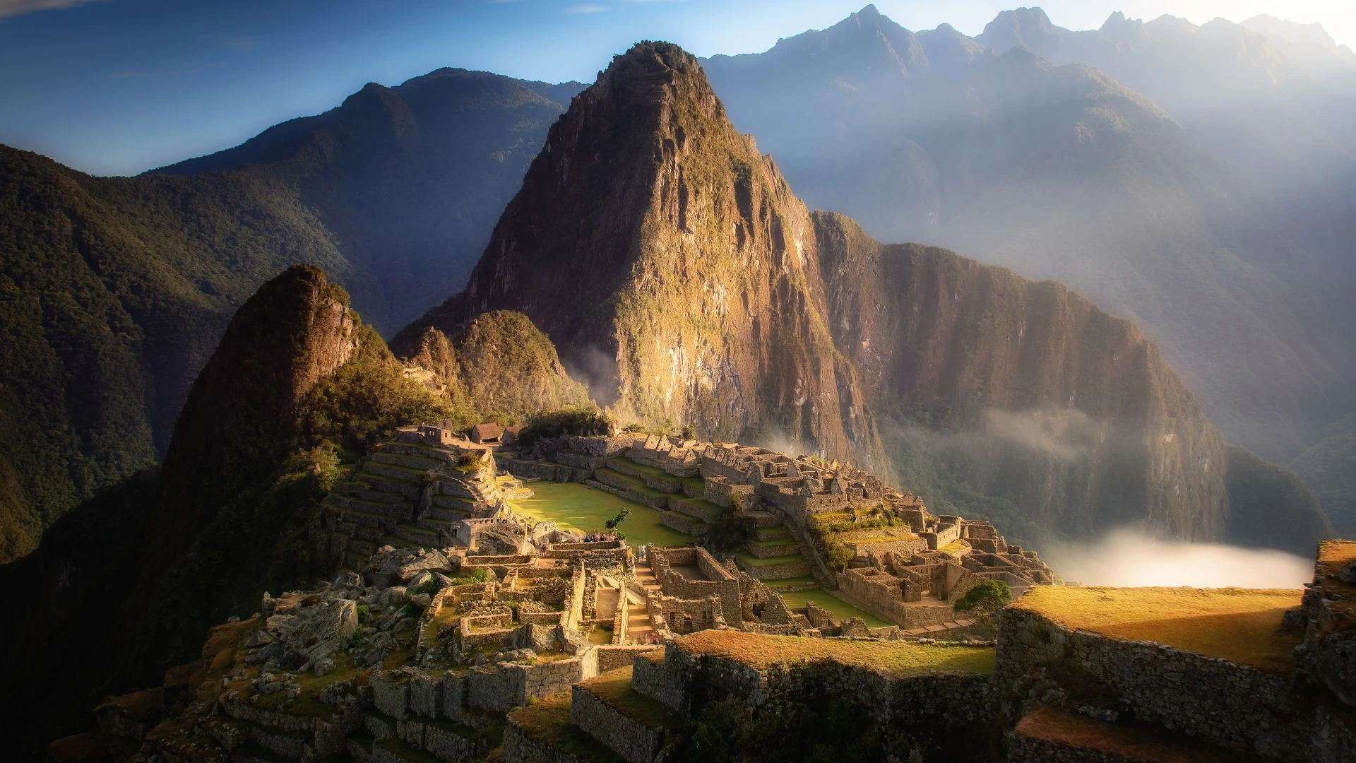 Paisaje andino con una pareja explorando, reflejando viajes personalizados en Perú.