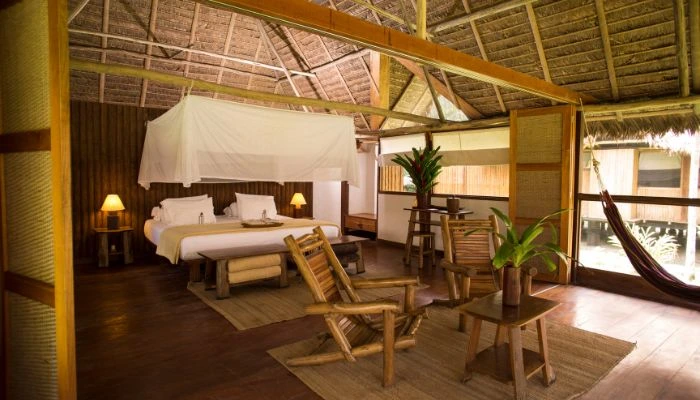 Lodge de lujo en la Amazonía peruana, rodeado de naturaleza y diseñado para una experiencia exclusiva y confortable.