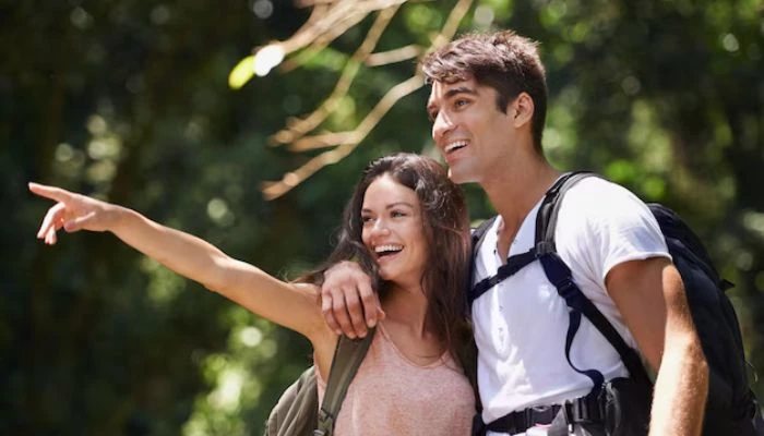 Pareja disfrutando de una experiencia romántica en la Amazonía peruana, rodeados de naturaleza y aventura.