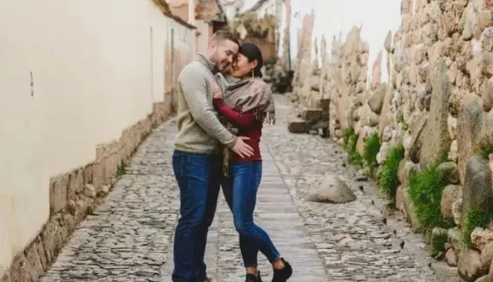 Pareja explorando el barrio de San Blas en Cusco, rodeada de arte, cultura y calles pintorescas.