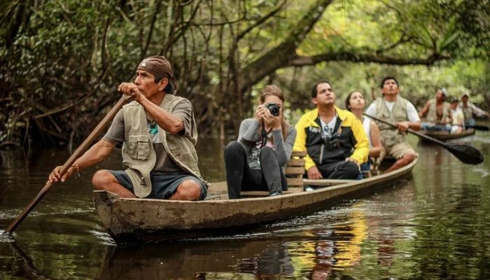 Experiencia de pesca artesanal en la Amazonía peruana, conectando con la tradición local en un entorno natural impresionante.