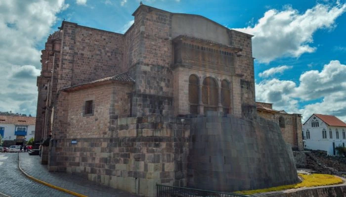 Templo de Qoricancha en Cusco, una impresionante fusión de la arquitectura inca y colonial, con muros de piedra tallada y un legado histórico invaluable.