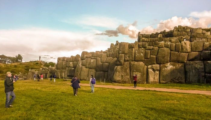 Fortaleza de Sacsayhuamán en Cusco, una imponente construcción inca con enormes muros de piedra y vistas panorámicas de la ciudad.