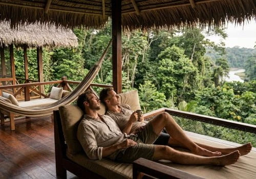 Amazonía LGBT lujo en Perú experiencia exclusiva Pareja LGBT disfrutando lodge de lujo en la Amazonía peruana